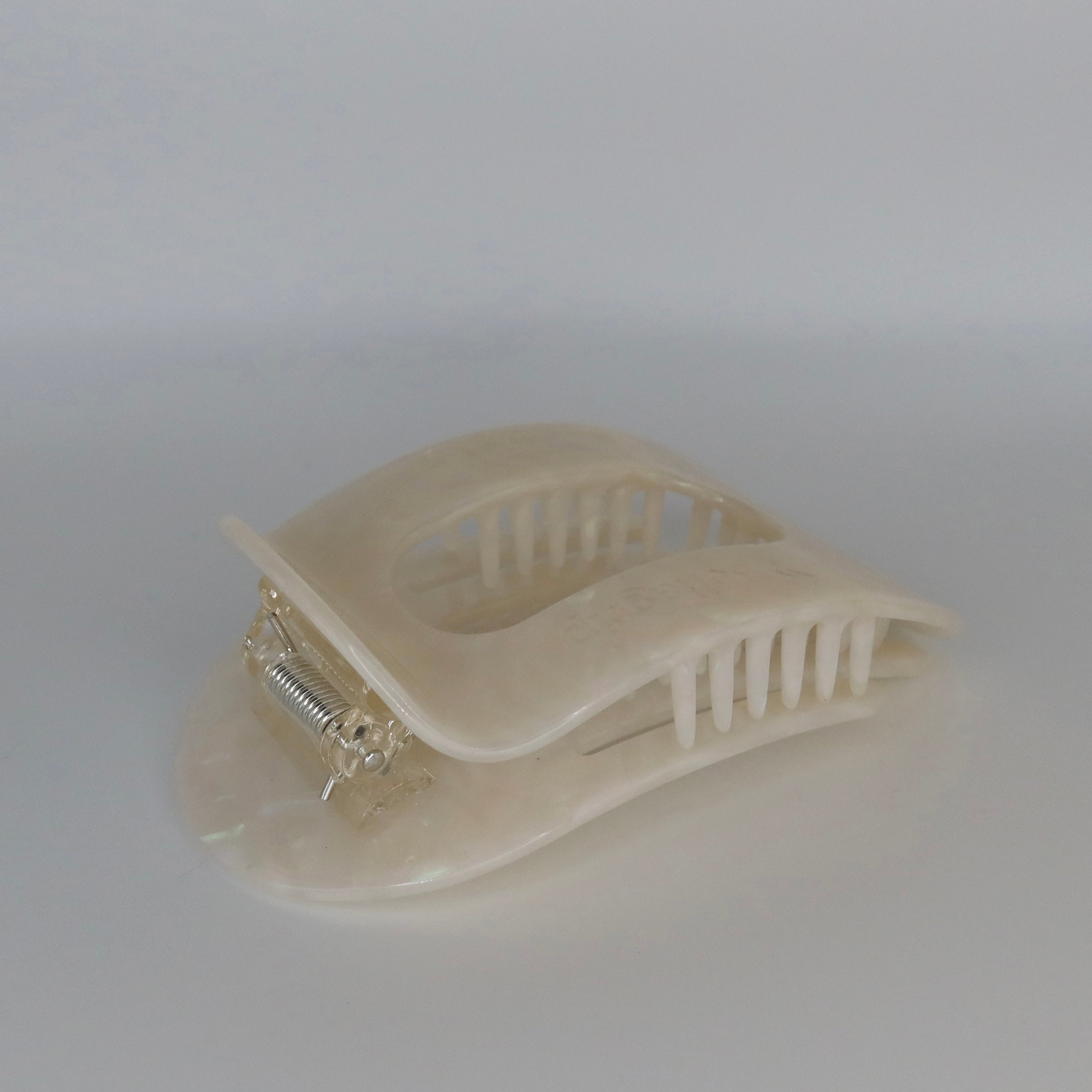 Bellagrip Flat Claw Clip in Pearl