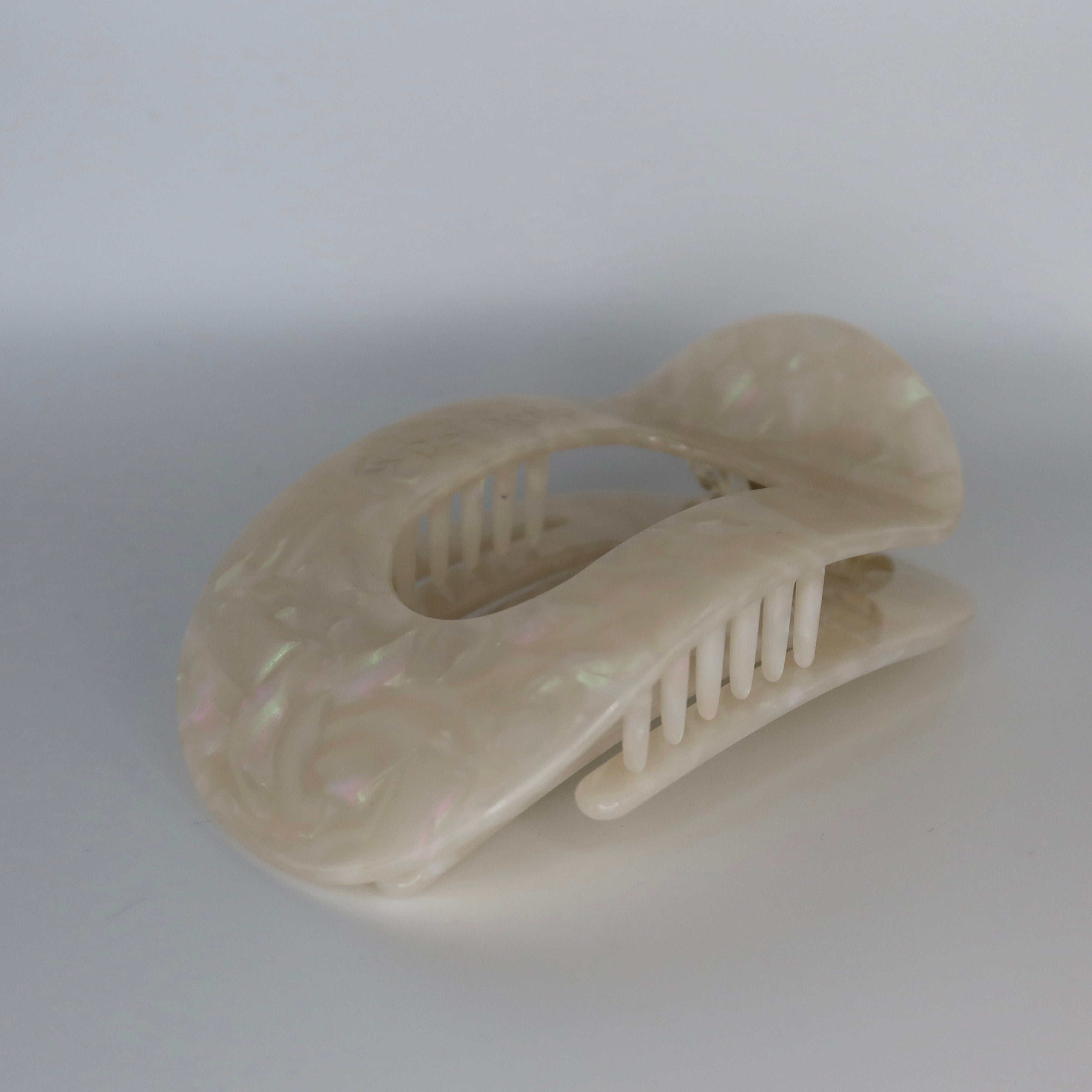 Bellagrip Flat Claw Clip in Pearl